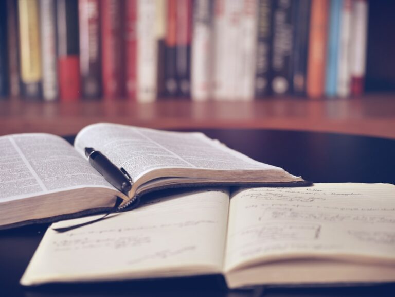 Livres et prise de notes, symbole de l'esprit critique