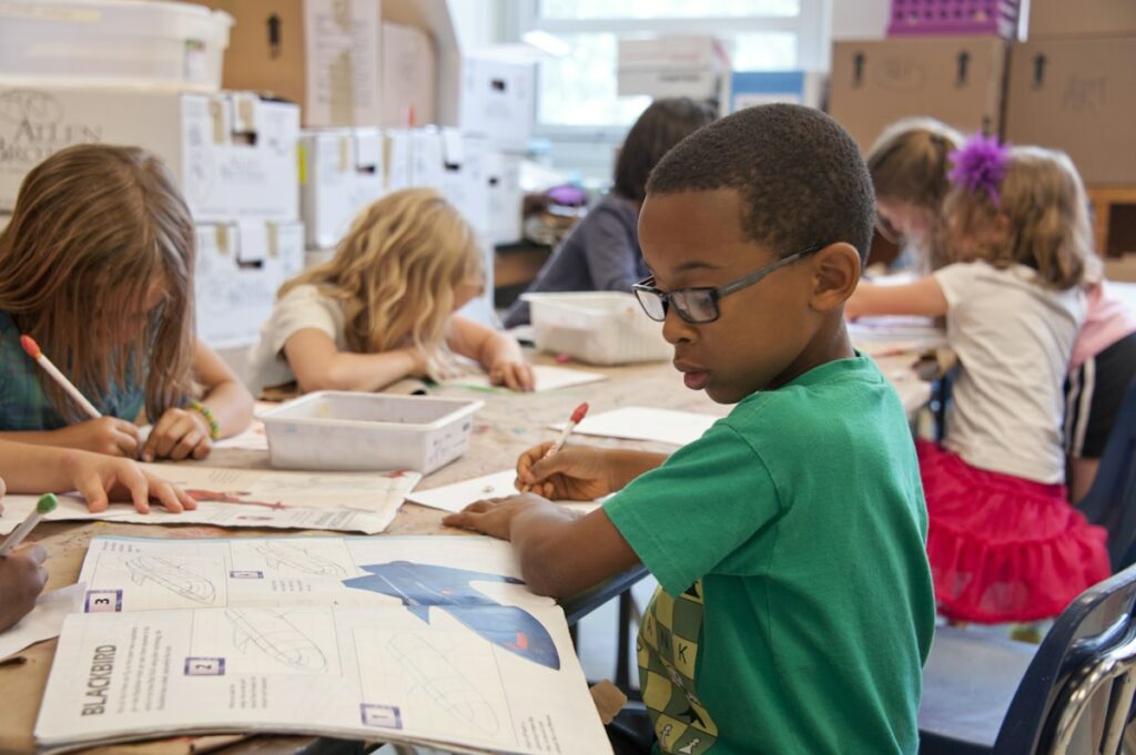 Élève qui utilise un outil numérique en classe