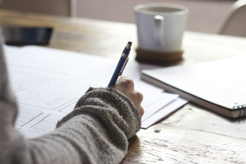 Étudiant qui travaille sur son ordinateur portable